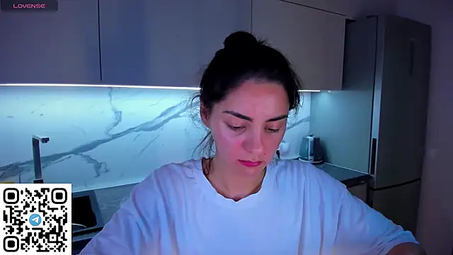 Snapshot of EmiliaZen chatting on June 2026 08:02:01 PM EmiliaZen online show from June 2026 08:02:01 PM