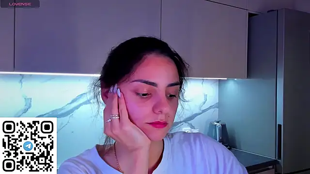 Snapshot of EmiliaZen chatting on June 2026 05:33:02 PM EmiliaZen online show from June 2026 05:33:02 PM