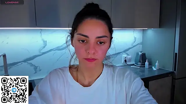 Snapshot of EmiliaZen chatting on July 2026 11:22:01 PM EmiliaZen online show from July 2026 11:22:01 PM