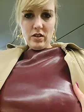 Snapshot of Sexybiene969 chatting on October 2025 05:14:02 PM Sexybiene969 online show from October 2025 05:14:02 PM