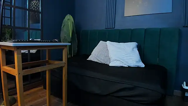 scarlet edwars online show from April 2026 07:00:01 PM