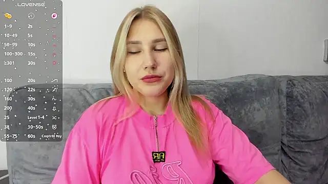 Snapshot of And1sa chatting on December 2025 12:21:02 PM And1sa online show from December 2025 12:21:02 PM