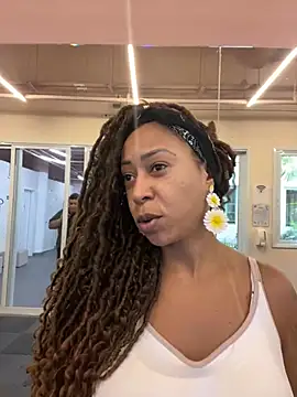 Snapshot of dianagolley420 chatting on February 2025 03:05:01 PM dianagolley420 online show from February 2025 03:05:01 PM