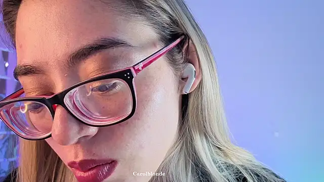 Snapshot of Carolblonde chatting on December 2025 02:05:01 AM Carolblonde online show from December 2025 02:05:01 AM