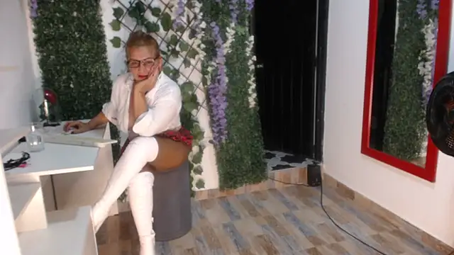 Snapshot of StephyJones1 chatting on September 2025 09:18:01 PM StephyJones1 online show from September 2025 09:18:01 PM