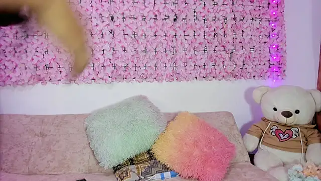 Snapshot of Lynda_Bonnie chatting on November 2025 01:45:01 PM Lynda Bonnie online show from November 2025 01:45:01 PM