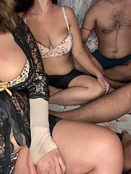 Snapshot of WifyHubby_38 chatting on February 2025 09:25:02 PM WifyHubby 38 online show from February 2025 09:25:02 PM