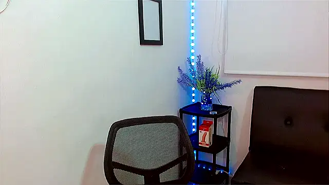 Snapshot of Emilybateee chatting on February 2025 07:05:01 PM Emilybateee online show from February 2025 07:05:01 PM