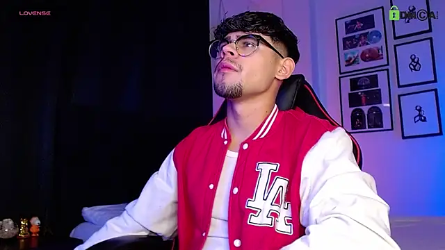 isaac-saenz online show from December 2025 12:31:02 AM