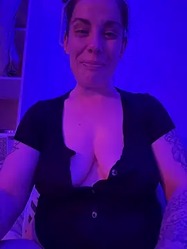 Snapshot of Lar0uch chatting on February 2025 05:20:02 PM Lar0uch online show from February 2025 05:20:02 PM