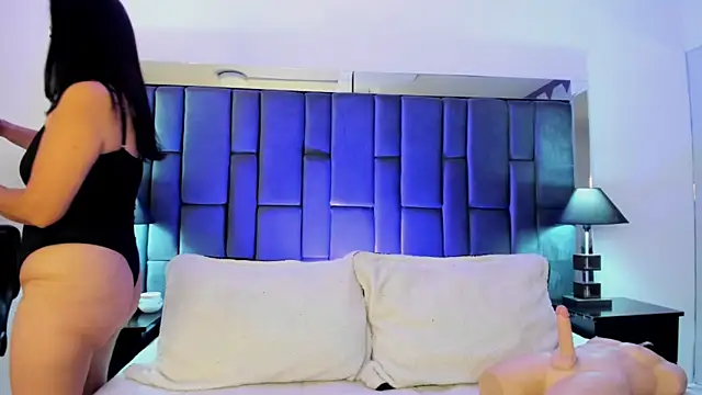 Aisha Nowak online show from October 2025 07:25:01 PM