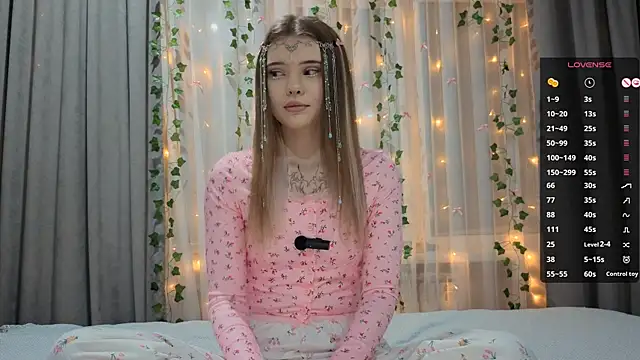 Snapshot of CarolinePepper chatting on January 2026 01:47:02 PM CarolinePepper online show from January 2026 01:47:02 PM