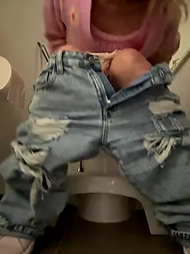 Snapshot of skybeatrice7 chatting on October 2025 10:51:02 PM skybeatrice7 online show from October 2025 10:51:02 PM