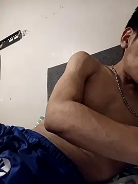 Snapshot of LeonRoots chatting on December 2025 12:06:01 AM LeonRoots online show from December 2025 12:06:01 AM