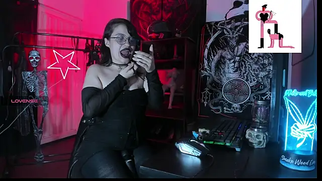 Snapshot of OnyxDiosaGotica chatting on November 2025 12:49:02 AM OnyxDiosaGotica online show from November 2025 12:49:02 AM