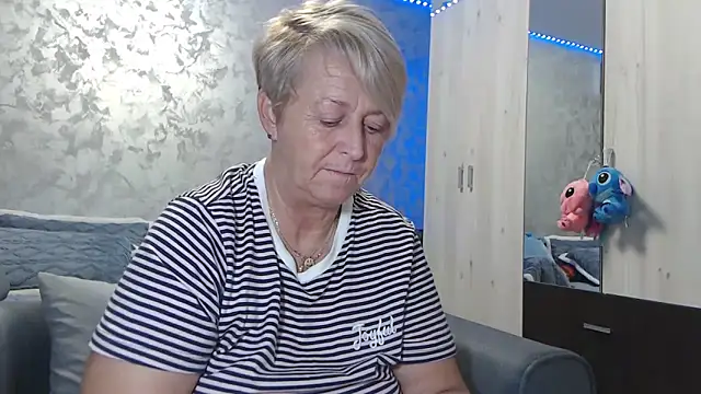 RosesandLillies online show from November 2025 06:07:01 PM