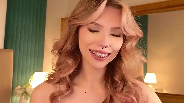 Snapshot of Sierra_Fane chatting on July 2026 06:19:02 AM Sierra Fane online show from July 2026 06:19:02 AM