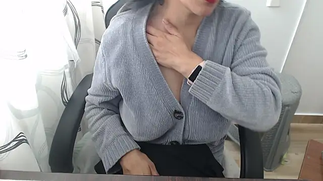 Snapshot of Sexyqueen_mature_ chatting on November 2025 05:35:01 PM Sexyqueen mature online show from November 2025 05:35:01 PM