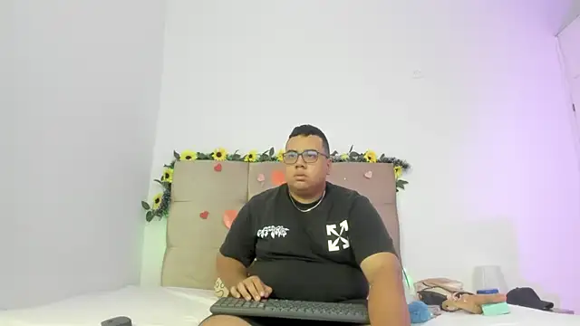 Snapshot of MICHAEL_AND_SHARON chatting on March 2025 03:13:02 AM MICHAEL AND SHARON online show from March 2025 03:13:02 AM