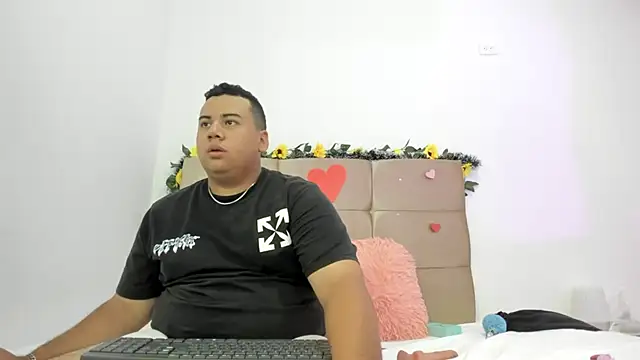 Snapshot of MICHAEL_AND_SHARON chatting on March 2025 02:37:01 AM MICHAEL AND SHARON online show from March 2025 02:37:01 AM