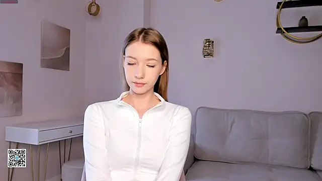 SunnivaCovil online show from March 2025 01:35:02 PM