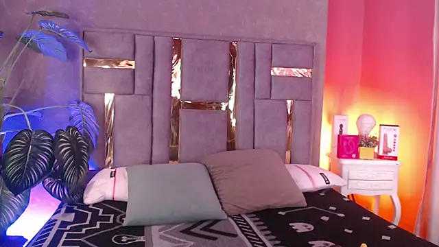 Tyla Ks online show from October 2025 07:36:02 PM