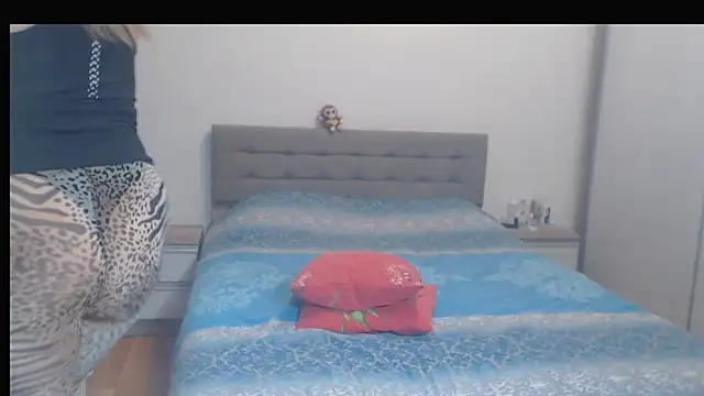 Snapshot of MatureDiana chatting on February 2026 02:28:01 AM MatureDiana online show from February 2026 02:28:01 AM