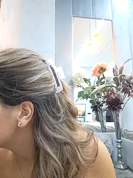 Snapshot of Bella_Posh chatting on October 2025 05:10:02 AM Bella Posh online show from October 2025 05:10:02 AM