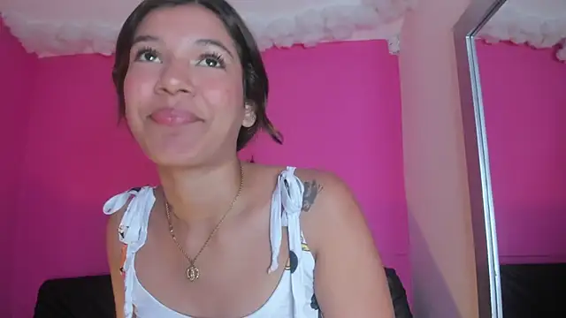 Snapshot of violett_24_ chatting on February 2025 02:15:02 PM violett 24 online show from February 2025 02:15:02 PM