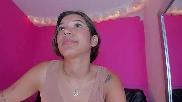 Snapshot of violett_24_ chatting on February 2025 06:31:02 PM violett 24 online show from February 2025 06:31:02 PM