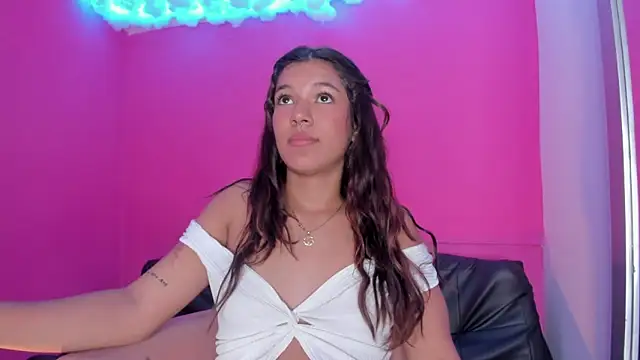 Snapshot of violett_24_ chatting on February 2025 06:31:01 PM violett 24 online show from February 2025 06:31:01 PM