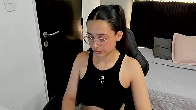 angeline davies online show from November 2025 04:00:01 AM