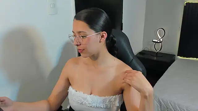 angeline davies online show from November 2025 04:03:02 AM