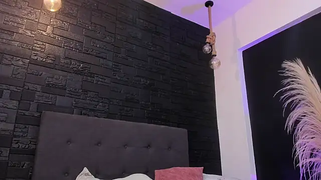 Maite Smith  online show from November 2025 01:23:02 PM