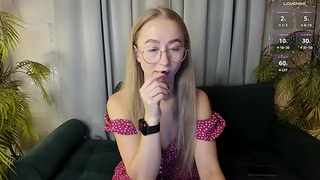 VictoriaLights online show from November 2025 06:15:01 AM