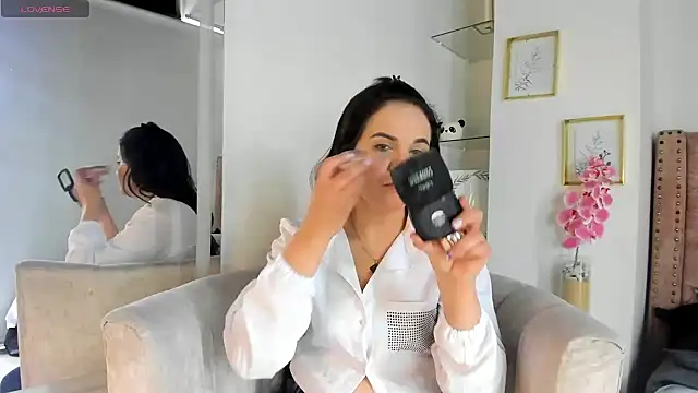Snapshot of laura_hotties chatting on June 2026 05:50:02 PM laura hotties online show from June 2026 05:50:02 PM