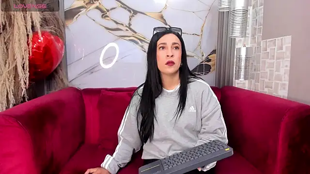 Snapshot of Bella_williamss_ chatting on December 2025 01:18:02 PM Bella williamss online show from December 2025 01:18:02 PM