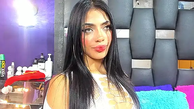 Snapshot of EMYCLARK01 chatting on November 2025 04:24:02 AM EMYCLARK01 online show from November 2025 04:24:02 AM