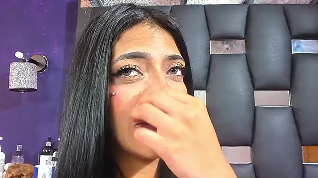 Snapshot of EMYCLARK01 chatting on December 2025 03:32:02 PM EMYCLARK01 online show from December 2025 03:32:02 PM