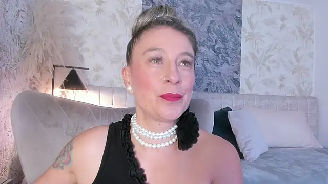 Liannaa  online show from November 2025 07:48:02 PM