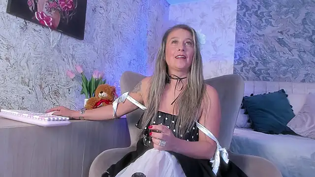 Liannaa  online show from November 2025 07:36:01 PM