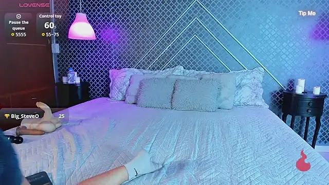 Aleja bloom online show from April 2026 11:59:01 AM