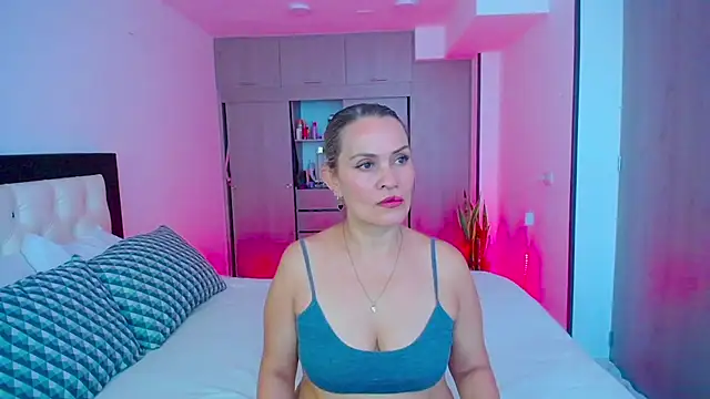 CarolinneFiotti online show from September 2025 01:15:02 PM