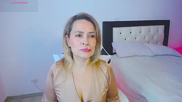 CarolinneFiotti online show from October 2025 01:44:01 PM