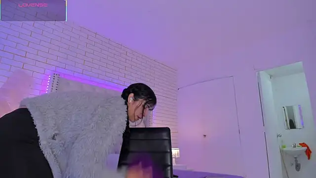 Snapshot of Emilly_wilson_ chatting on November 2025 12:27:02 PM Emilly wilson online show from November 2025 12:27:02 PM