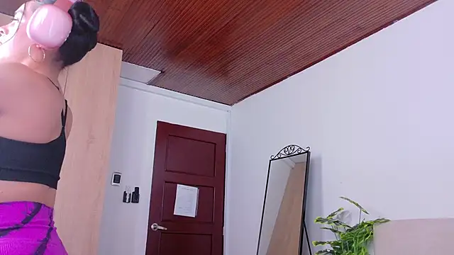 Snapshot of SaritaBratz chatting on October 2025 08:20:01 PM SaritaBratz online show from October 2025 08:20:01 PM