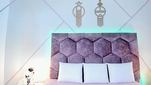 aurora collinss  online show from November 2025 12:26:01 PM