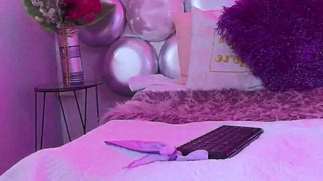 Mia Montess online show from October 2025 12:03:01 PM