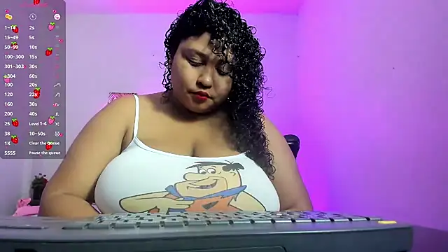 Snapshot of Ayliinn_ chatting on October 2025 02:37:02 AM Ayliinn online show from October 2025 02:37:02 AM