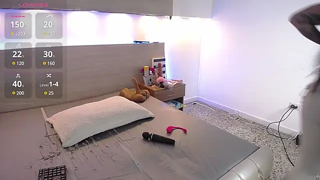 Snapshot of Cristal_Velle chatting on October 2025 12:24:01 PM Cristal Velle online show from October 2025 12:24:01 PM